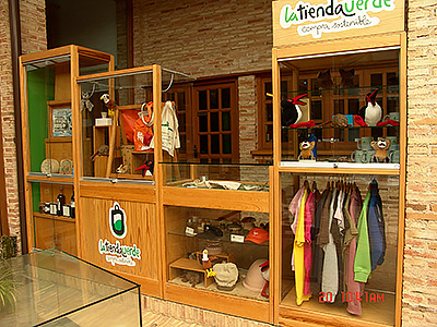 Interior de La Tienda Verde, con publicaciones y artículos sobre la reserva