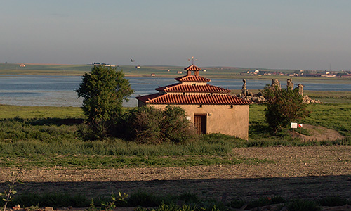 Palomar restaurado junto a la Laguna Grande